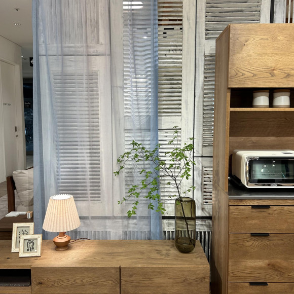 光を表現したレースカーテン