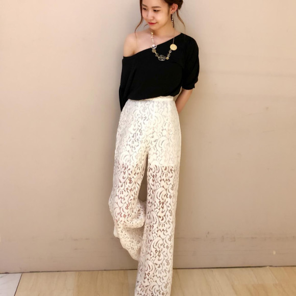 今年トレンドのシンプルなワンショルダートップス♡