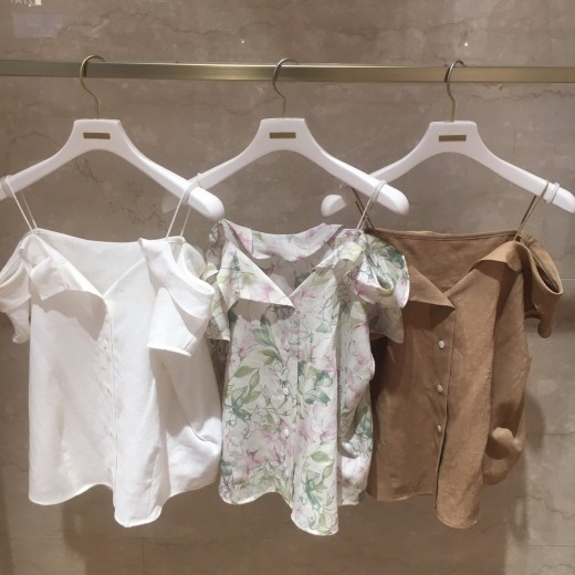 新作ブラウス♡スニーカーソールサンダル再入荷！