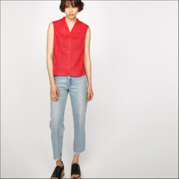 SLEEVELESS TUCK BLOUSE