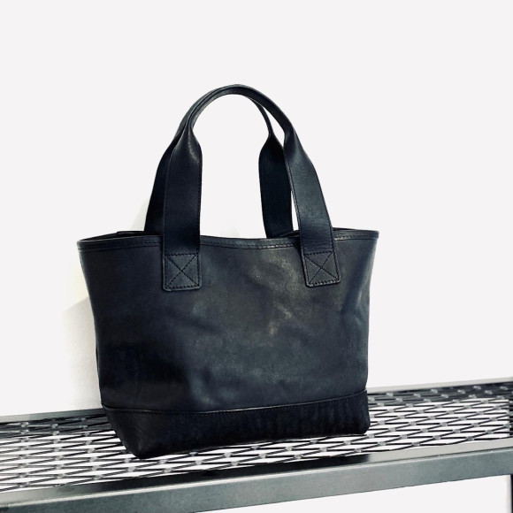 シンプルで小ぶりなトートバッグのご紹介‼