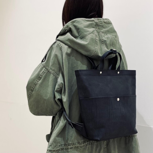 珍しい黒色のリュック入荷しております‼
