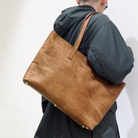 シンプルさを追求したトートバッグ入荷しております‼
