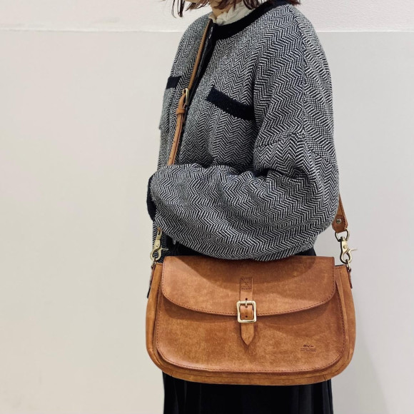 薄さが魅力のショルダーバッグのご紹介！