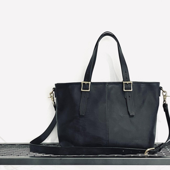 黒色のトートバッグ入荷しております‼