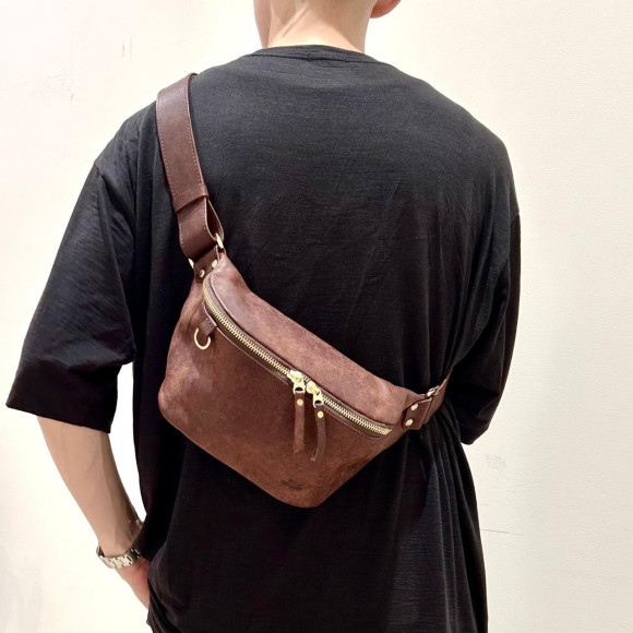 シンプルながらも洗練された、大人向けボディバッグのご紹介