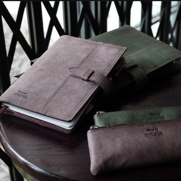 We have a leather stationary item.◎ 