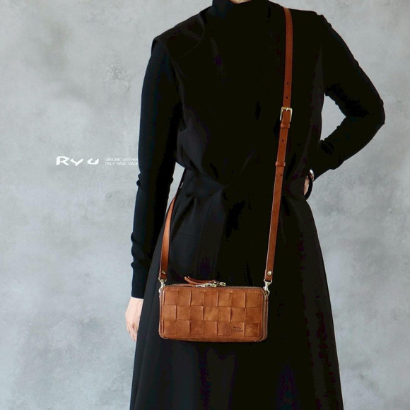 存在感抜群！編み込みが特徴的なお財布ポーチをご紹介‼