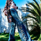 柄シャツとデニム＝春の始まり