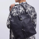 ロックに決まるトートバッグ