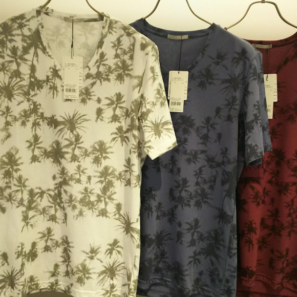 ヤシ柄Tシャツ