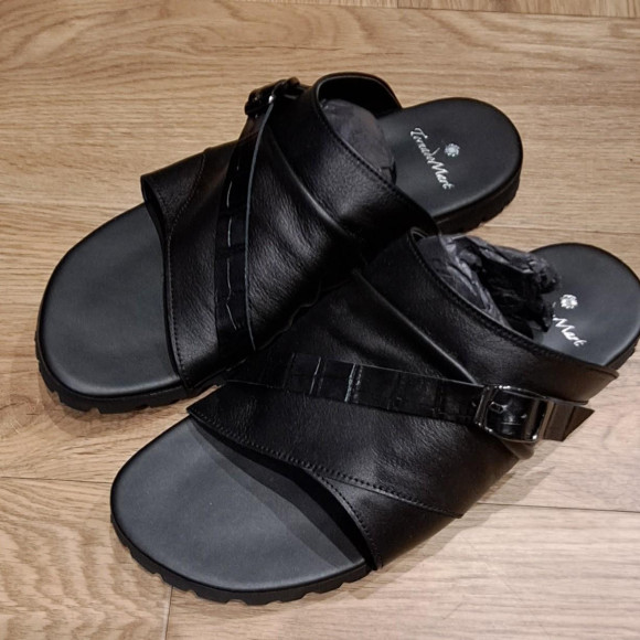 夏の主役レザーサンダル