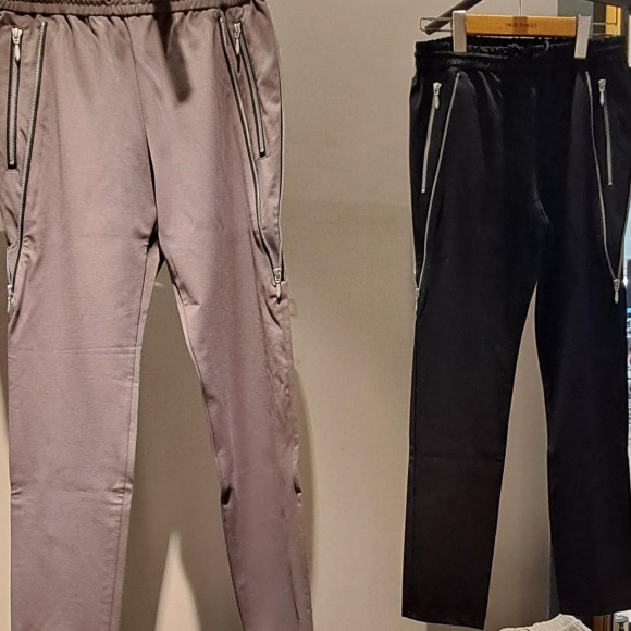 シャープな形のイージーパンツ