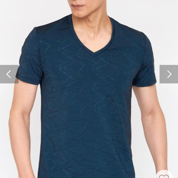 VネックTシャツをお探しの皆様へ