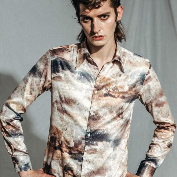 新作シャツは色気タップリ