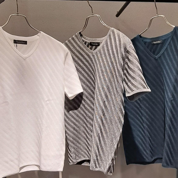 ラフにも上品にも半袖ニット