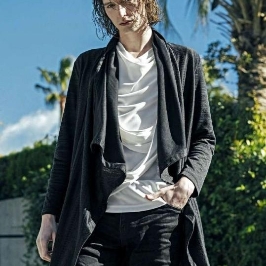 春風に靡くロングカーデ