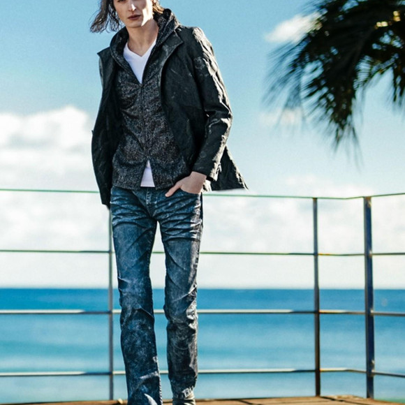 街中でも海辺でも映えるデニムパンツ