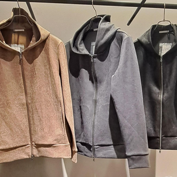 滑らか生地の前開きパーカー