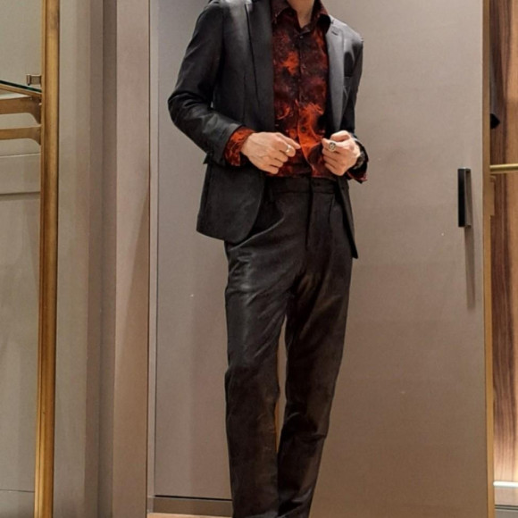 セットアップと柄シャツと