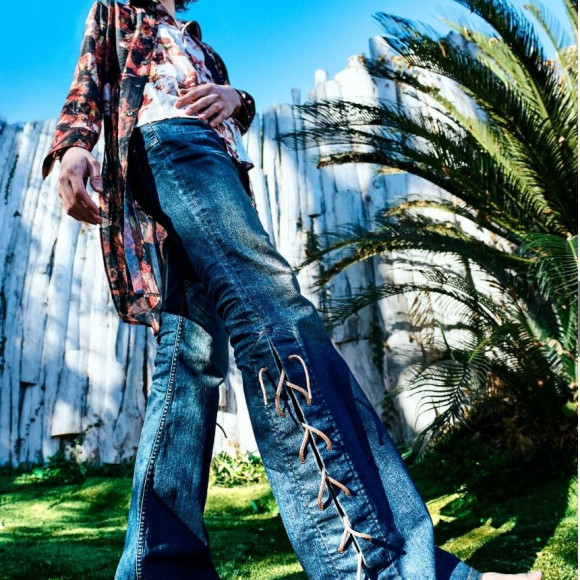 柄シャツとデニム＝春の始まり