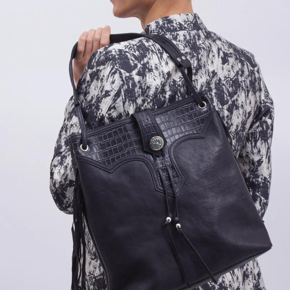 ロックに決まるトートバッグ