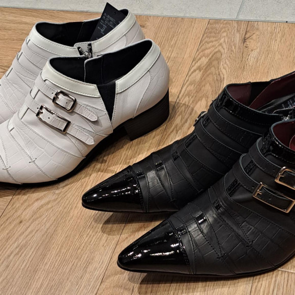 シャープに決まるレザーシューズ