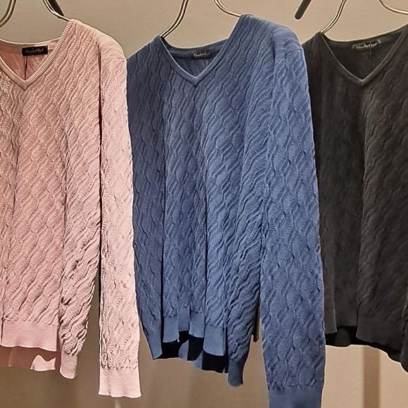 一枚でもサマになるニット