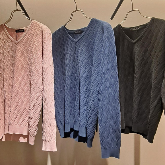 一枚でもサマになるニット