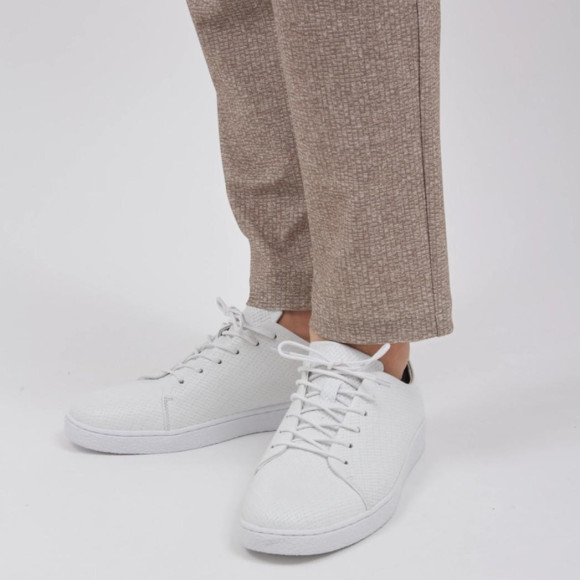 足元を笑う者は足元に泣く