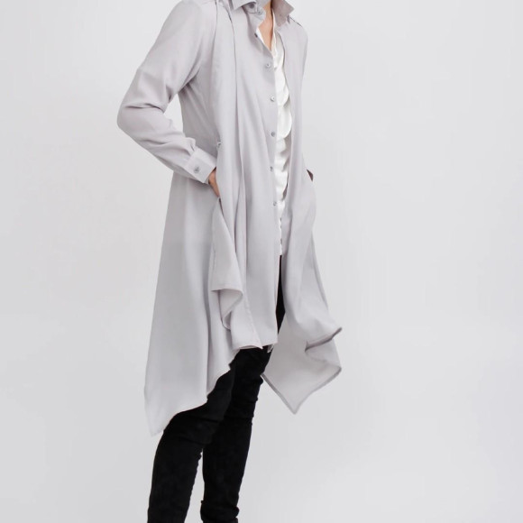 風に靡くロングシャツ