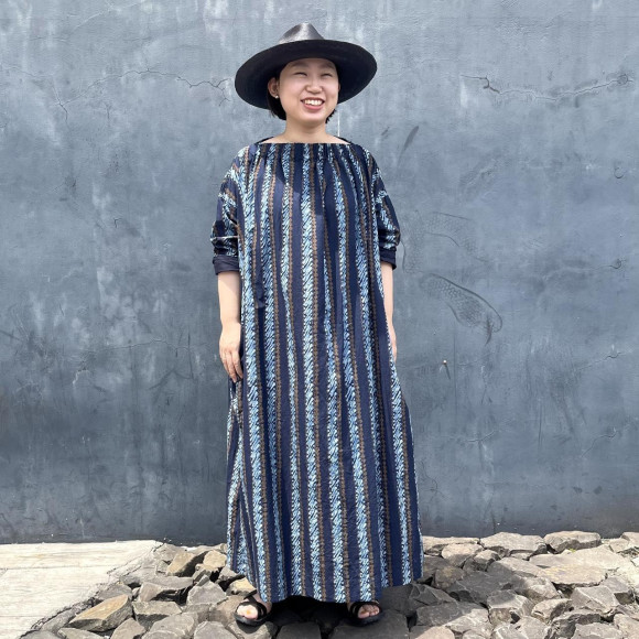 バティックプリントのシャーリング馬ドレス