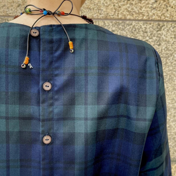 梳毛ウールのレフアブラウス