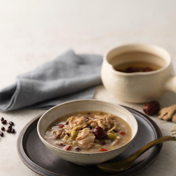 やさしく寄り添うスープ粥 「国産鶏となつめのサムゲタン粥　-ENERGY-」