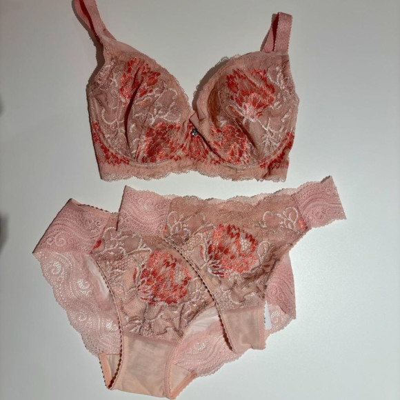 スッキリシルエットに仕上がるグラマーさん向けブラが入荷しております♥