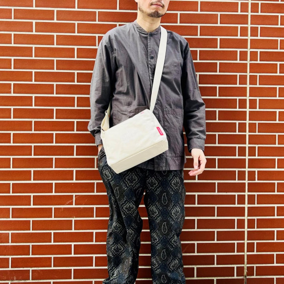 キャンバス地のバッグは軽やか