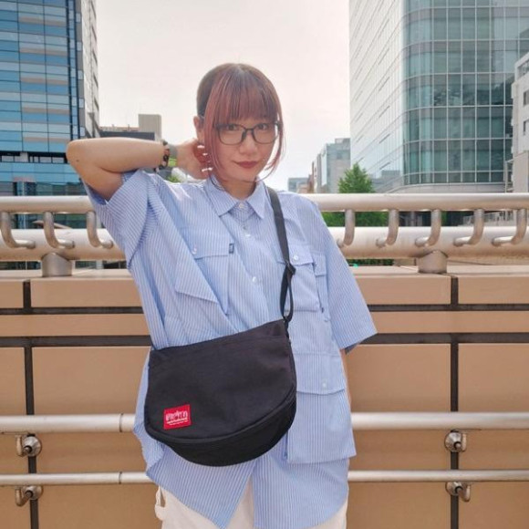 体にフィットするショルダーバッグ