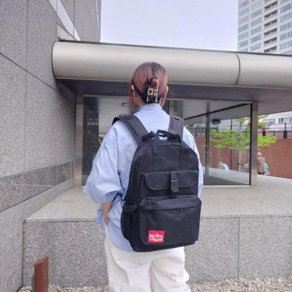 ハンドルがあって便利なバックパックです