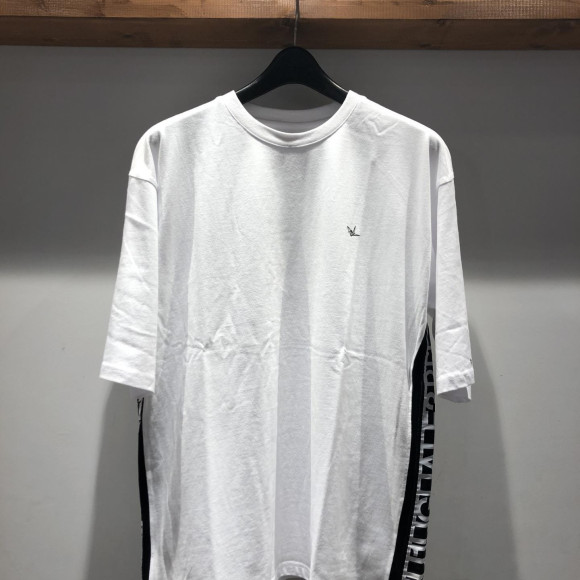 1PIU1UGUALE3 RELAX 脇切替ロゴテープTシャツ