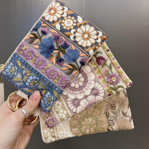 大人気インド刺繍ポーチ ＊ 期間限定