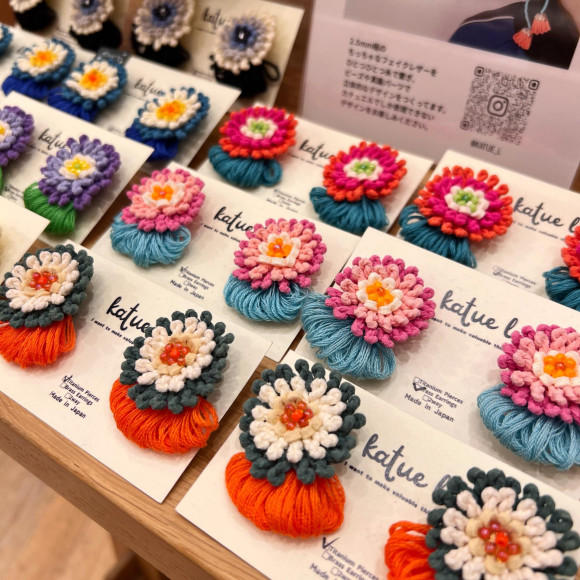 페이크 스에드를 사용한 화려한 아이템으로 색채를 *기간 한정