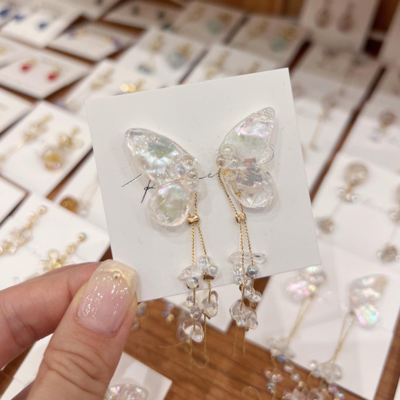 透明感溢れる蝶々モチーフピアス ＊ 期間限定