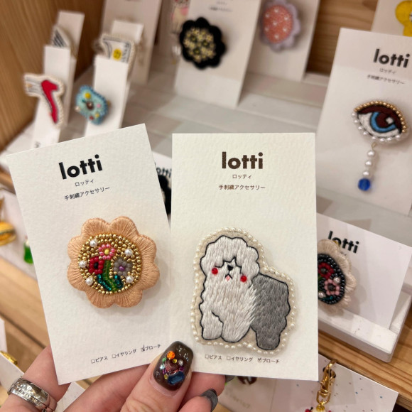 ポップなデザインが可愛い刺繍ブローチ ☆ 期間限定