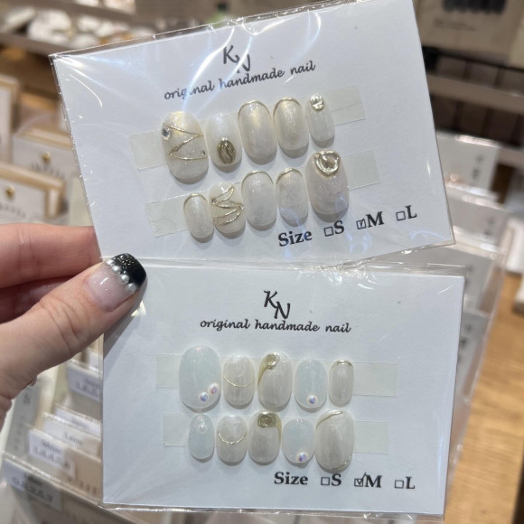 ホワイトカラーネイルチップでで大人な雰囲気に ⭐︎ 期間限定