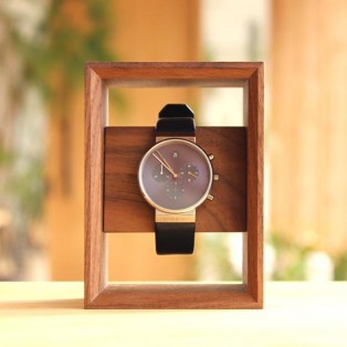 大切な腕時計を額縁に飾るようにディスプレイできる木製腕時計スタンド