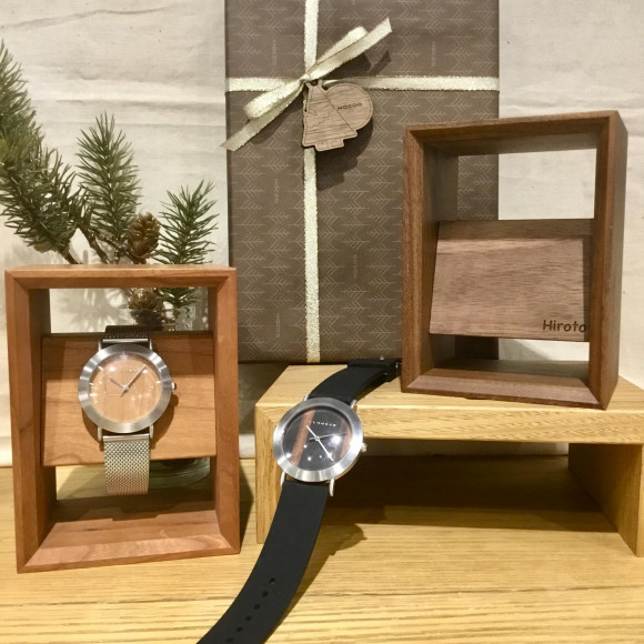 お互いに贈るクリスマスギフト☆男性の方へおすすめな木製腕時計スタンド！