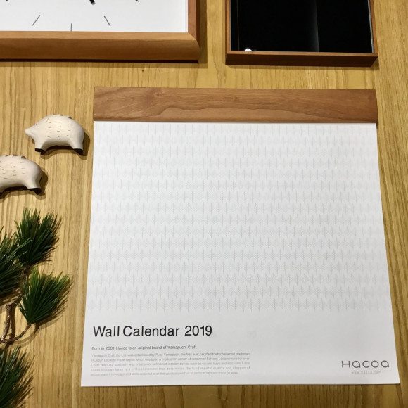 新たな一年のスタートに！職人による繊細な加工が施された壁掛けカレンダー*