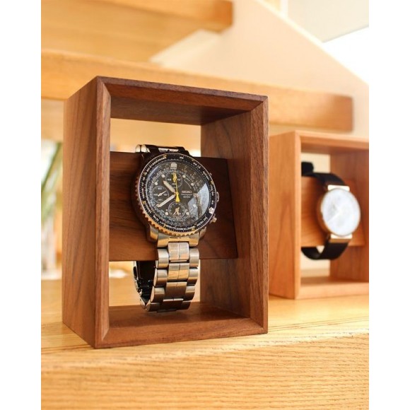 大切な腕時計を額縁に飾るようにディスプレイできる木製腕時計スタンド