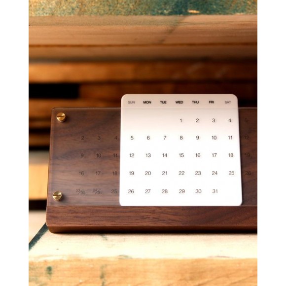 木の経年変化を楽しむ卓上万年カレンダー「Desk Calendar Eternal」