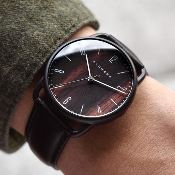 クラシカルなドーム型の木製腕時計「WATCH 9900」